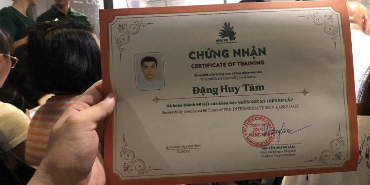 Giữa Muôn Vàn Lý Do Để Chết, Tôi Chọn Một Điều Để Tiếp Tục Sống Giữa Muôn Vàn Lý Do Để Chết, Tôi Chọn Một Điều Để Tiếp Tục Sống